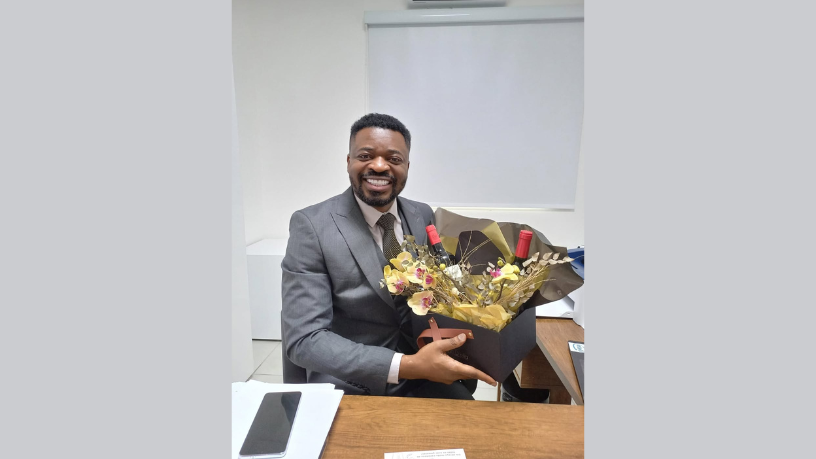 Oluwatosin Tolulope Ajidahun apresenta as opções viáveis para mulheres que buscam restaurar a fertilidade após a laqueadura.