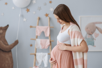 Dra. Thaline Neves Coutinho explica como a nutrição materna é essencial para o desenvolvimento saudável do bebê durante a gestação.