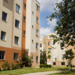 Área externa de um empreendimento habitacional popular na Zona Norte de Porto Alegre, sem textos ou placas legíveis