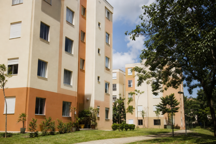 Área externa de um empreendimento habitacional popular na Zona Norte de Porto Alegre, sem textos ou placas legíveis