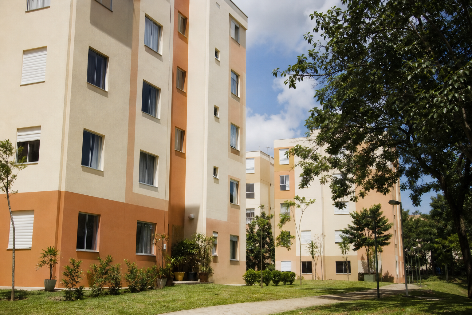 Área externa de um empreendimento habitacional popular na Zona Norte de Porto Alegre, sem textos ou placas legíveis