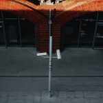 Câmeras de segurança instaladas na fachada de um edifício urbano voltado para a rua.
