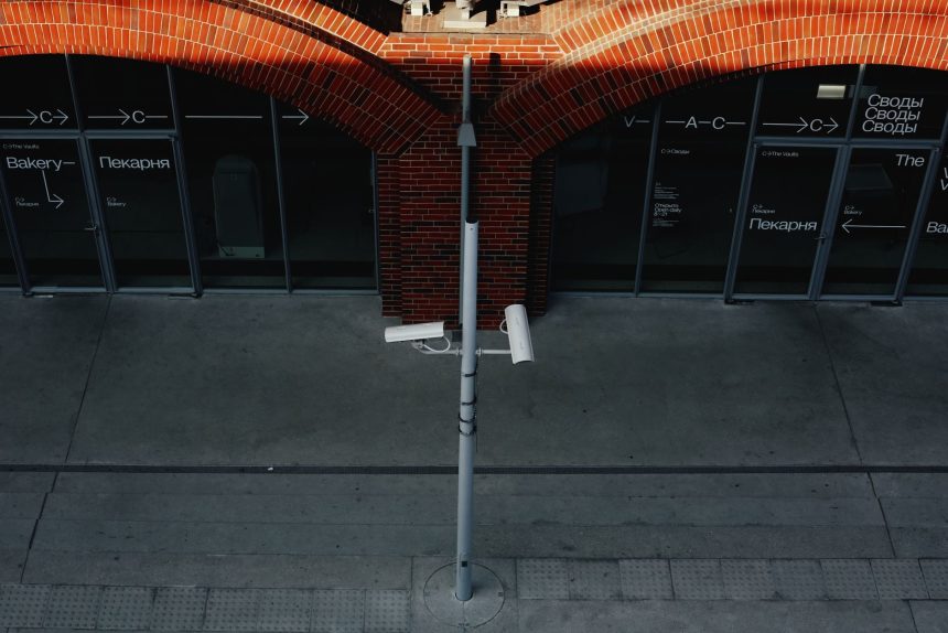 Câmeras de segurança instaladas na fachada de um edifício urbano voltado para a rua.